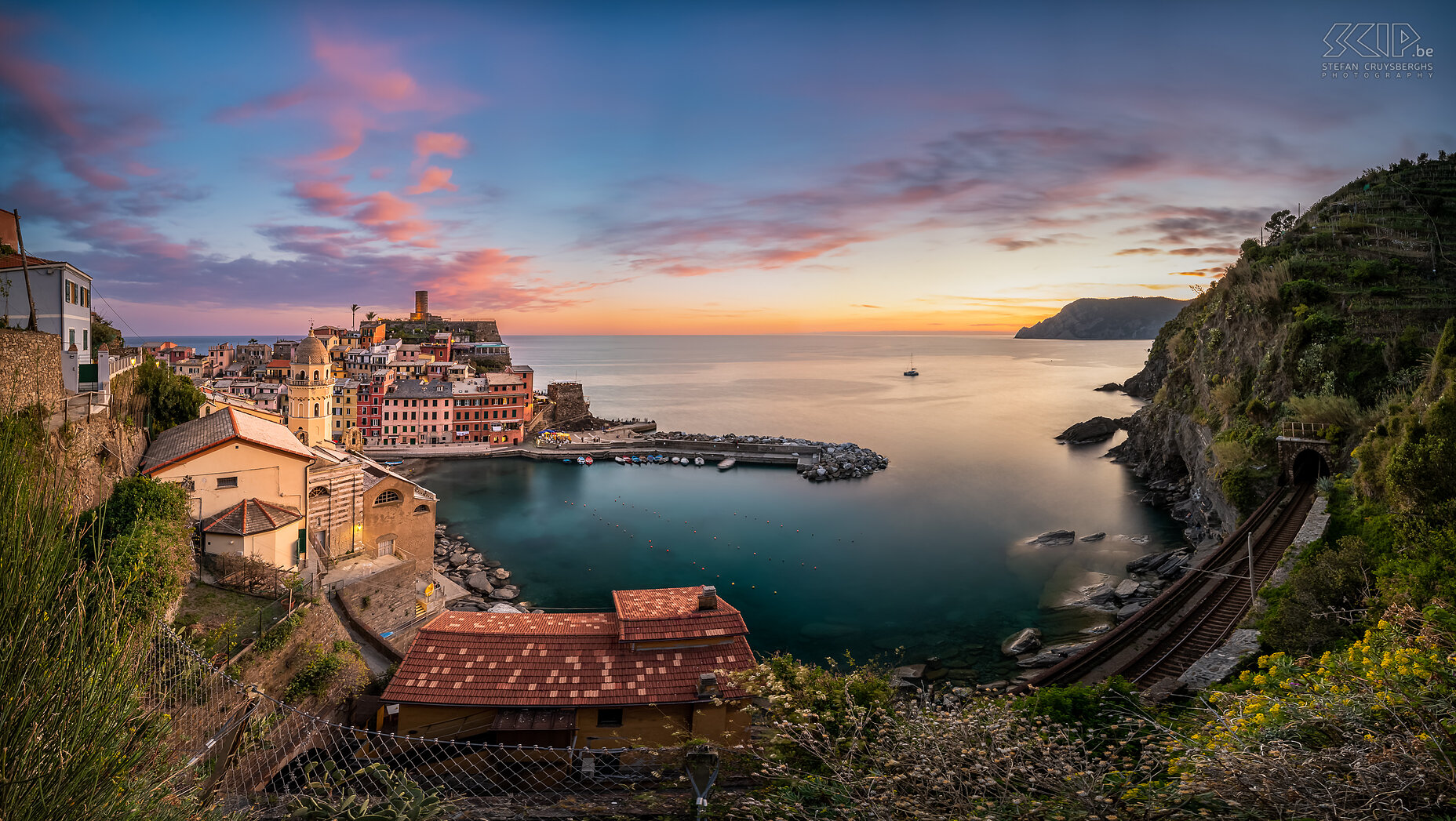 Vernazza - Zonsondergang Panorama beeld van het prachtige dorpje Vernazza in Cinque Terre vlak na zonsondergang Stefan Cruysberghs